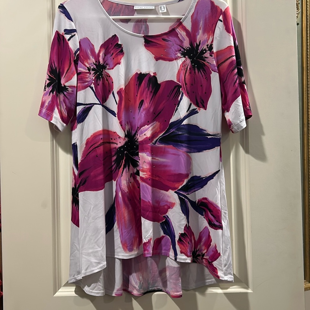 Like New! Susan Graver round neck Floral  rhinestone top hi/lo short sleeve XS